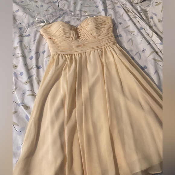 Pale yellow strapless dress in a size 6 - Picture 3 of 6
